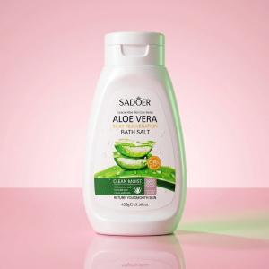 نمک بدن آلوئه‌ورا سادور (Sadoer Aloe Vera Body Salt) یک اسکراب بدن حرفه‌ای برای پاکسازی عمیق، روشن‌سازی و نرم کردن پوست است. ترکیب نمک طبیعی با عصاره آلوئه‌ورا باعث می‌شود پوست شما علاوه بر لایه‌برداری، به‌خوبی آبرسانی شده و لطافت و شادابی خود را بازیابد. این محصول با از بین بردن سلول‌های مرده و ناخالصی‌ها، به بازسازی پوست کمک کرده و پوستی یکدست، روشن و ابریشمی به شما هدیه می‌دهد.