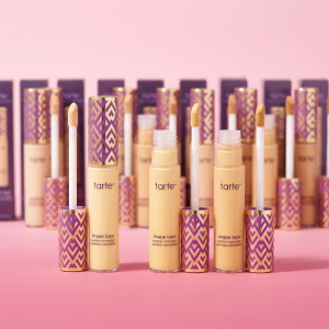 کانسیلر تارت اصلی (Tarte Shape Tape Concealer) یکی از محبوب‌ترین و پرفروش‌ترین کانسیلرهای دنیا است که با فرمول حرفه‌ای خود، پوششی بی‌نقص و یکدست روی پوست ایجاد می‌کند.
