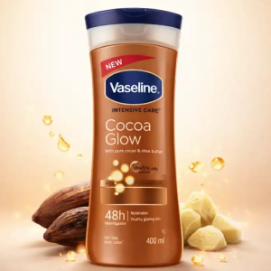 لوسیون بدن وازلین شکلاتی (Vaseline Cocoa Glow) یکی از محبوب‌ترین مدل‌های برند جهانی Vaseline است که با ترکیبی غنی از کره کاکائو خالص و وازلین ژلی میکرو، پوست خشک را به‌طور عمقی آبرسانی کرده و درخششی طبیعی و جذاب به آن می‌بخشد