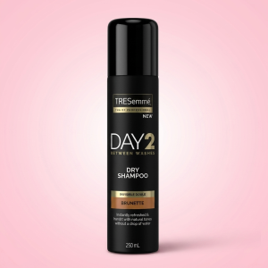 شامپو خشک TRESemmé Brunette یک محصول حرفه‌ای برای مراقبت از موهای تیره، قهوه‌ای و مشکی است. این شامپو بدون آبکشی، چربی اضافی را از ریشه مو جذب می‌کند