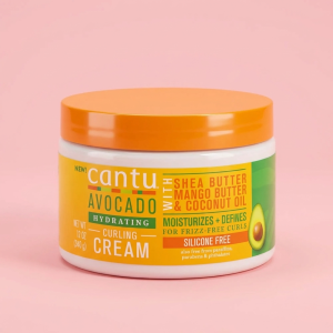 کرم حالت‌دهنده آووکادو کانتو (Cantu Avocado Hydrating Curling Cream) یک محصول حرفه‌ای و تقویت‌کننده برای موهای فر، موج‌دار و کویلی است که با ترکیبی از آووکادو، کره شی، کره انبه و روغن نارگیل، رطوبت عمیق و تغذیه لازم را به تارهای مو می‌رساند.