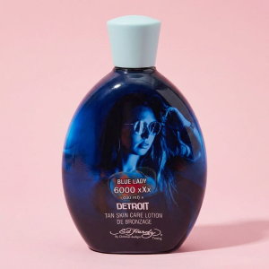 لوسیون سولاریوم Ed Hardy Blue Lady 6000xXX Detroit با قدرت برنزه‌کنندگی بسیار بالا و فرمول مراقبتی، پوستی برنزه، تیره و درخشان ایجاد می‌کند. مناسب استفاده حرفه‌ای در سولاریوم، حاوی ترکیبات مرطوب‌کننده برای نرمی و لطافت پوست.