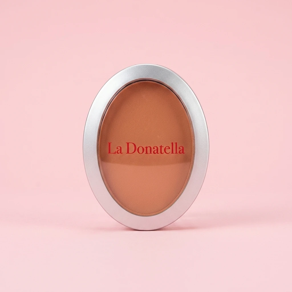 رژگونه فشرده لا دوناتلا | La Donatella Compact Blush رژگونه فشرده لا دوناتلا یک رژگونه حرفهای با بافت مخملی، رنگدانه قوی و ماندگاری بالا است که به گونهها جلوهای طبیعی، شفاف و سالم میبخشد. این محصول در ۹ رنگ متنوع عرضه شده و مناسب انواع تناژهای پوستی است.