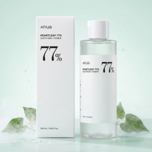 تونر آرامش‌بخش آنوآ Anua Heartleaf 77% در بطری شفاف، کنار جعبه سفید محصول، با پس‌زمینه سبز ملایم و قطرات آب