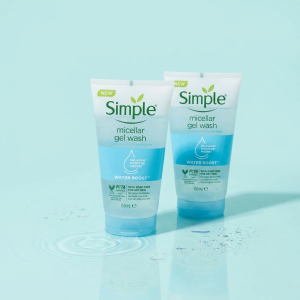 ژل شستشوی صورت سیمپل Micellar Gel Wash مدل Water Boost با فرمول ملایم، پوست را عمیقاً پاکسازی و آبرسانی می‌کند. بدون صابون، مناسب پوست حساس و کم‌آب.